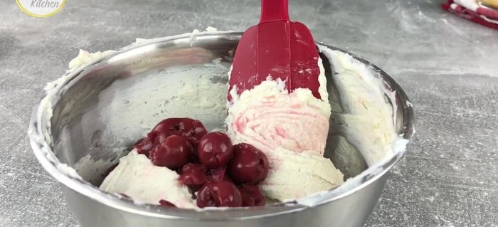 Abgetropfte Sauerkirschen vorsichtig unterheben.