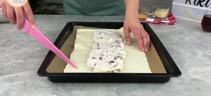 Die Seiten des Blätterteigs schräg einschneiden.