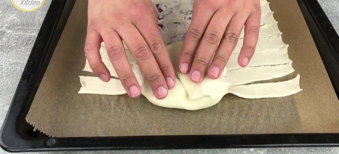 Die eingeschnittenen Seiten über die Füllung klappen.