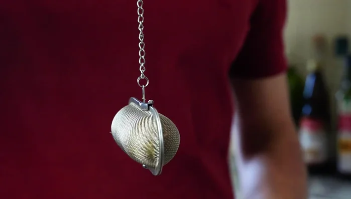 Geröstete Zutaten und Gewürze in den Instant Pot geben (2:204.4).