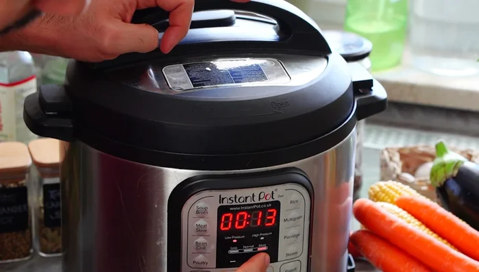 Instant Pot auf 15 Minuten High Pressure stellen, dann 20 Minuten bei Resthitze weiterlaufen lassen (2:255.36).