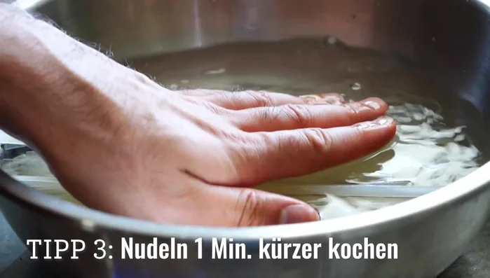 Reisnudeln eine Minute kürzer als auf der Packung angegeben kochen und kalt abschrecken (2:270.199).