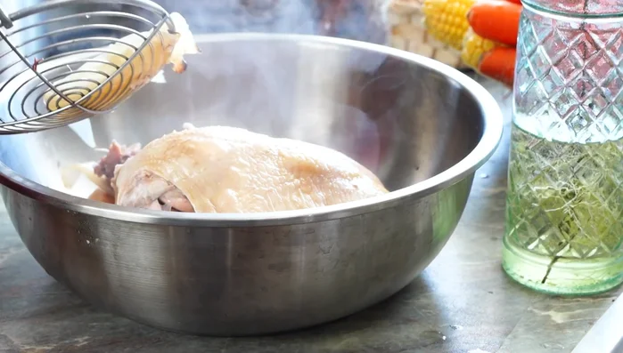 Das Hähnchen zerpflücken oder in Streifen schneiden (2:328.52).