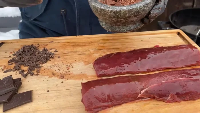 Honig, Kakao, dunkle Schokolade und schwarzen Pfeffer mischen.