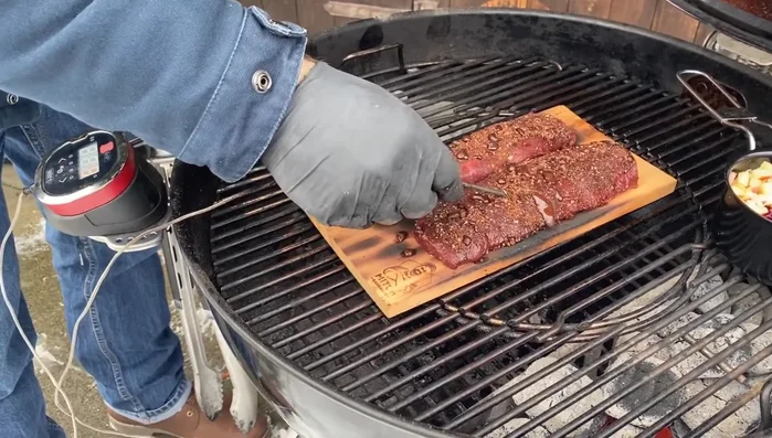 Den Rehrücken auf dem Holzkohlegrill bei ca. 150-160 Grad garen.