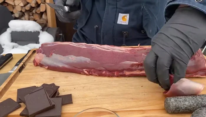 Rehrücken vorbereiten und von Sehnen befreien.