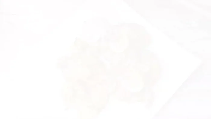 Vortag gekochte Kartoffeln in Scheiben schneiden.