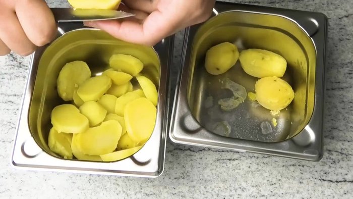 Butter in die Pfanne geben, Zwiebeln (und optional Speck) einige Minuten anbraten.