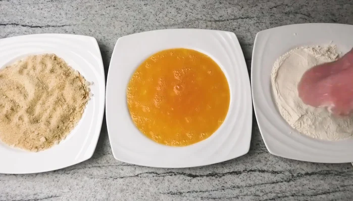 Schnitzel in verquirlten Eiern und Semmelbröseln panieren (nicht zu stark drücken!).