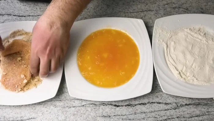 Schnitzel in Öl-Butter-Mischung goldbraun braten. Mit einem Löffel Öl über die Schnitzel gießen oder die Pfanne schwenken, um ein gleichmäßiges Braten zu gewährleisten.