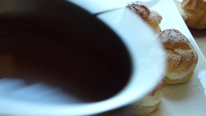 Wasser, Milch, Zucker, Salz und Butter in einem Topf vermischen und zum Kochen bringen. (7.649)