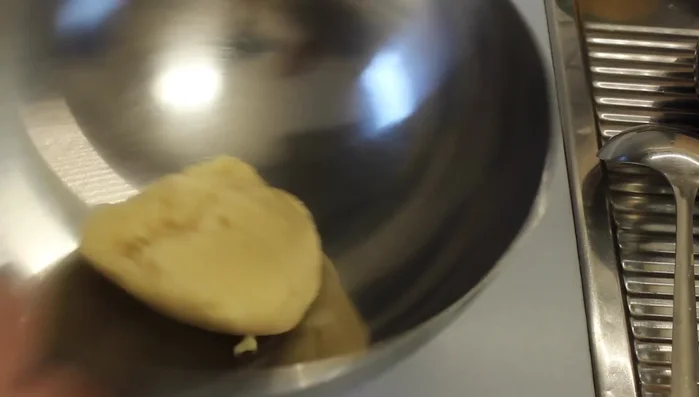 Den Brandteig in eine Schüssel geben und abkühlen lassen. (151.57)