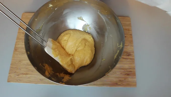 Den Teig in einen Spritzbeutel mit Sterntülle füllen. (270.67)