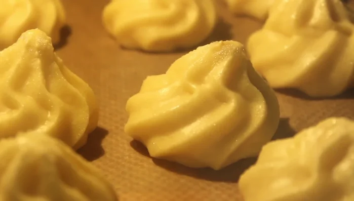 Backofen auf 230 Grad vorheizen. Ein Backblech mit Wasser auf den Boden des Ofens stellen. (365.56)