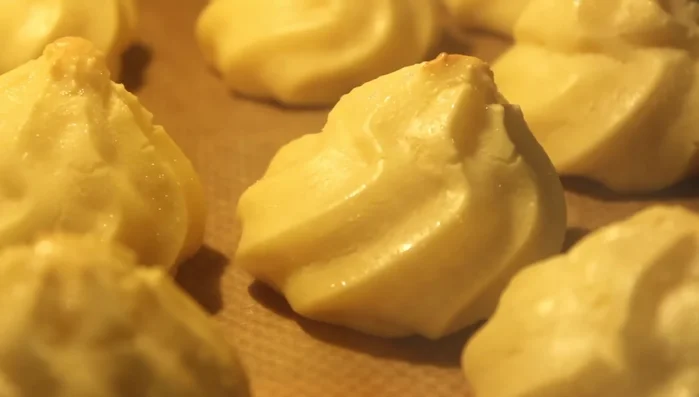 Windbeutel bei 230 Grad 5 Minuten backen, dann die Temperatur auf 180 Grad reduzieren und weitere 30 Minuten backen. (381.22)