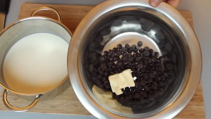 Die Windbeutel mit offener Ofentür 15 Minuten im Ofen auskühlen lassen. (390.789)