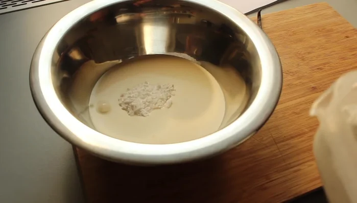 Vanillesahne zubereiten: Sahne mit Puderzucker und Vanilleschote steif schlagen. (422.11)