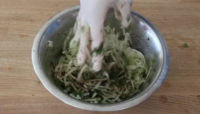 Lammspieße Rezept: Saftige Spieße vom Grill mit Zwiebelsalat