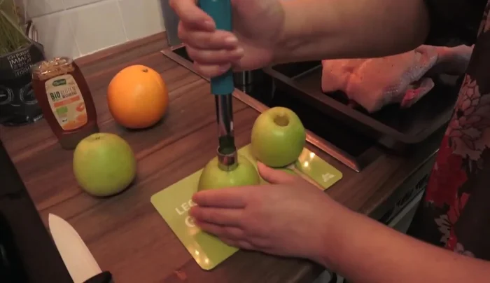 Knoblauch aus der Ente entfernen. Äpfel entkernen und halbieren (einen Apfel vierteln). Äpfel in die Ente füllen.