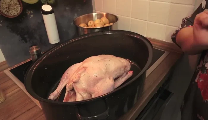 Ente in Bräter in vorgeheizten Ofen (200°C Ober-/Unterhitze) für 1 Stunde garen.