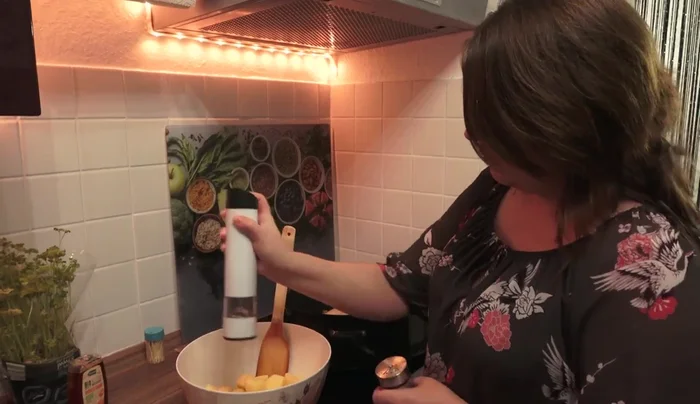 Kartoffeln schälen, schneiden, salzen und pfeffern.