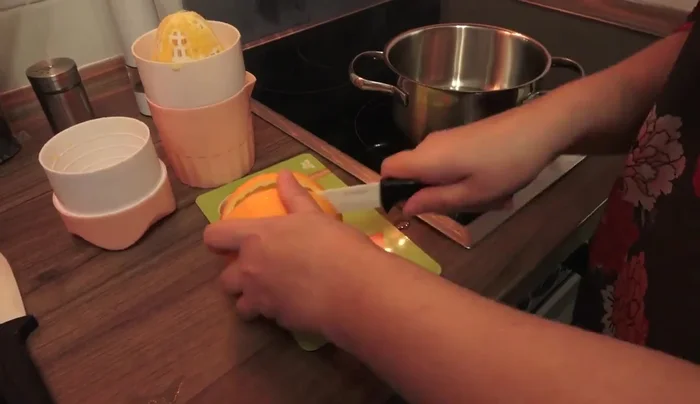 Honig erwärmen und mit Orangensaft vermischen. Ente damit mehrmals bestreichen, zwischendurch immer wieder für kurze Zeit in den Ofen stellen.