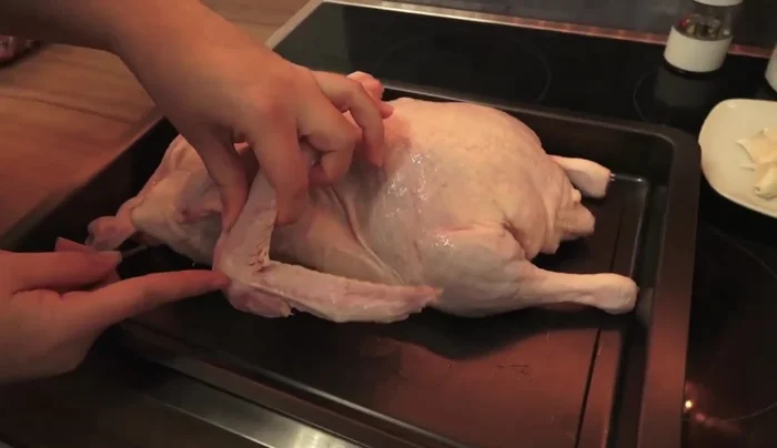 Ente vorbereiten: Hals, Flügel und überschüssiges Fett entfernen (ohne Haut). Restliche Federn entfernen. Ente waschen und trocknen.