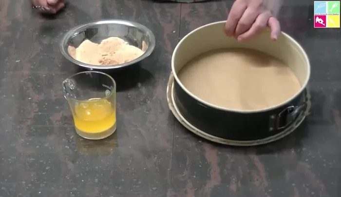 Boden der Springform mit Backpapier auslegen. [143.549]