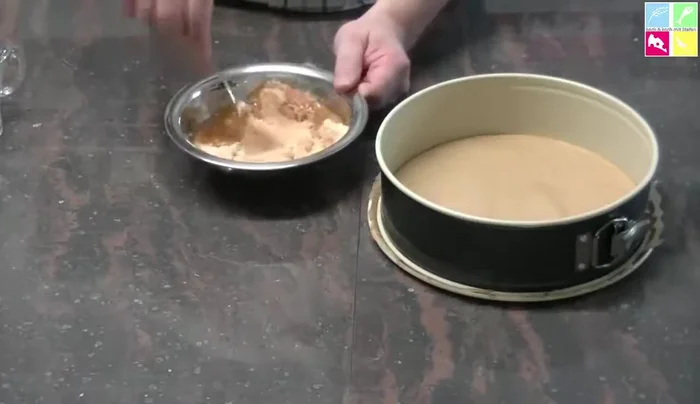 Kekse mit flüssiger Butter, Zucker, und Zitronensaft vermischen und in die Springform drücken. [158.12]