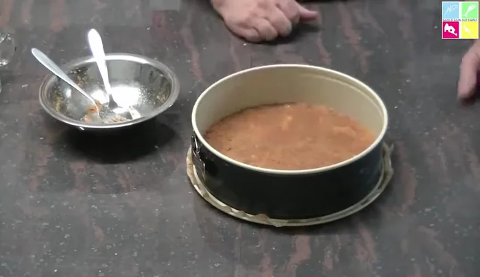 Boden im Kühlschrank fest werden lassen. [225.099]