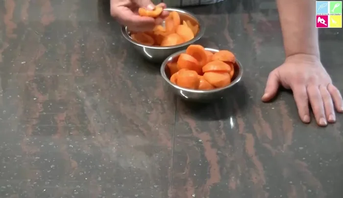 Aprikosen halbieren und entkernen. [235.299]