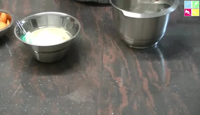 Milchreis mit Zucker und Zitronensaft in der Küchenmaschine vermischen. [323.129]