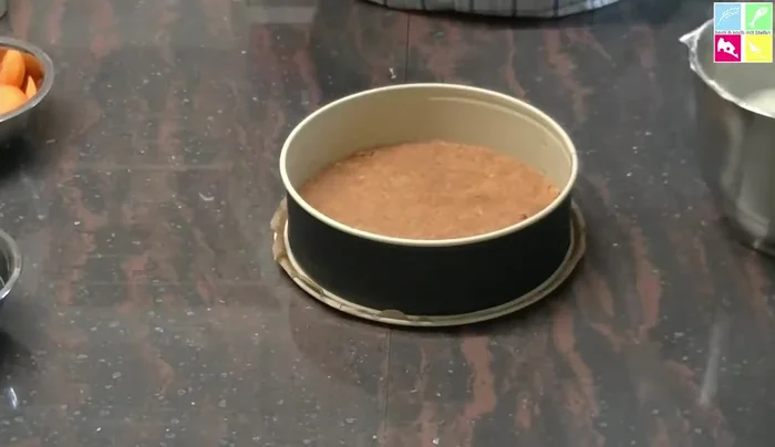 Die Hälfte der Creme auf den Keksboden streichen. [501.919]