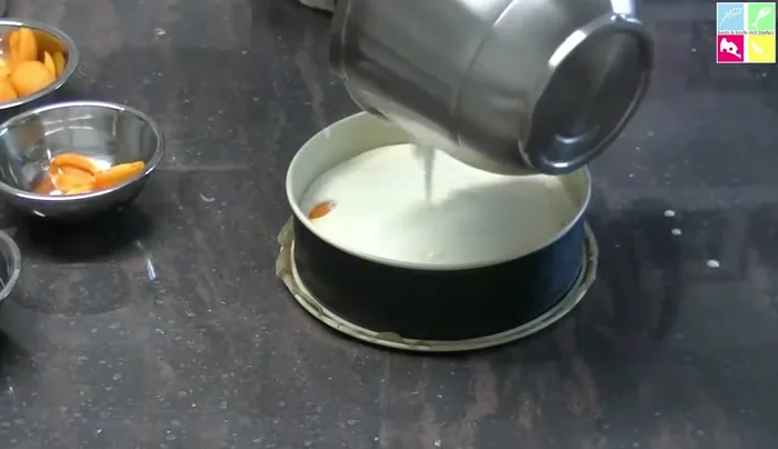 Restliche Creme darüber geben. [547.089]