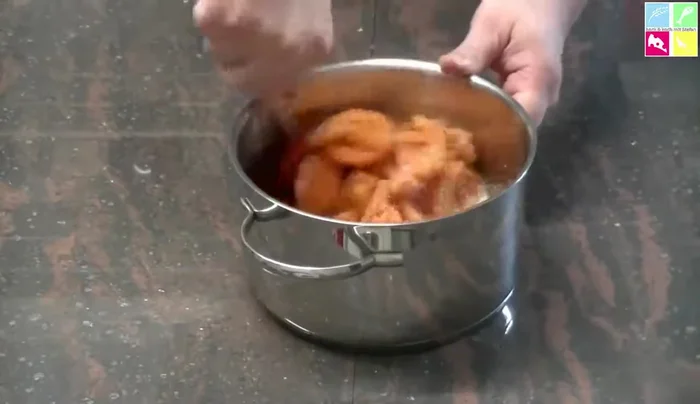 Für den Guss: Zucker mit Wasser aufkochen, bis die gewünschte Konsistenz erreicht ist. [604.38]