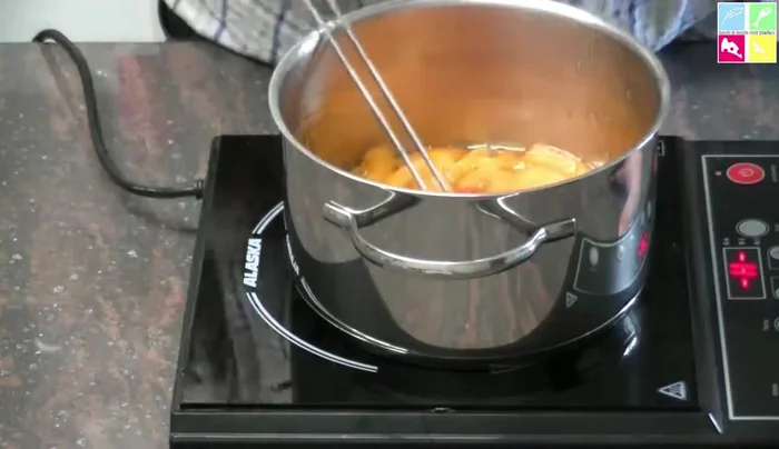 Guss abkühlen lassen und über die Torte geben. [649.71]