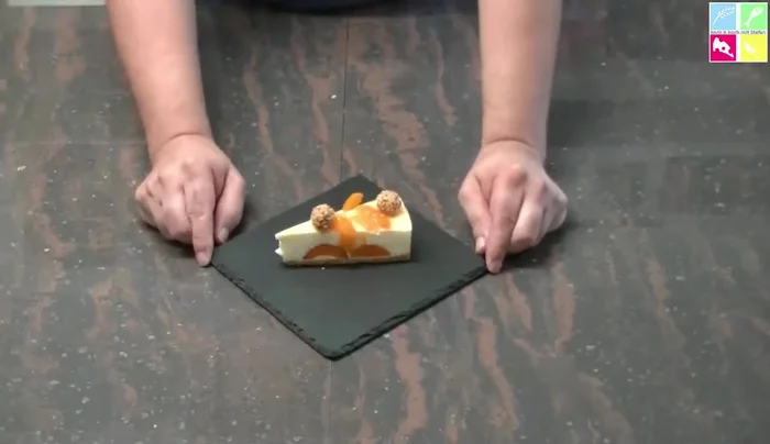 Torte anschneiden und servieren. [832.43]