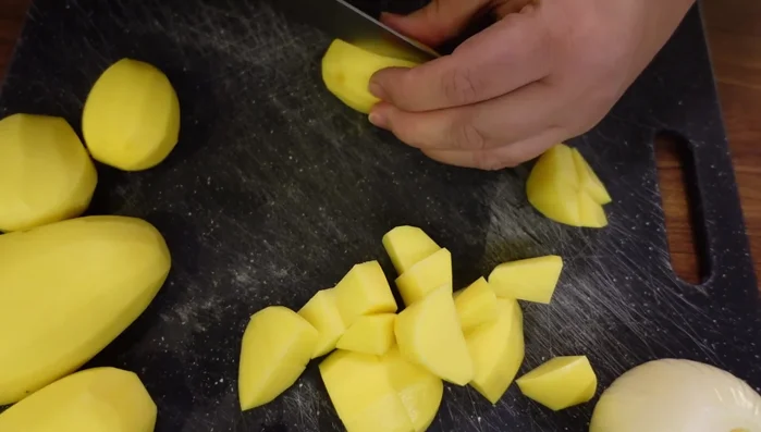 Kartoffeln schälen, waschen und in mundgerechte Stücke schneiden (212.099).