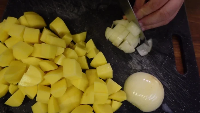 Zwiebel würfeln (227.819).