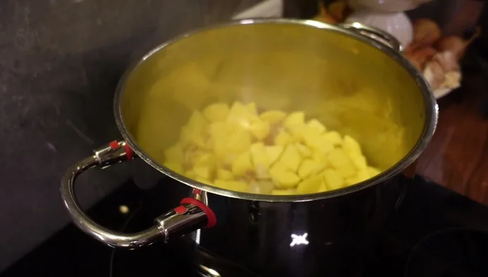 Kartoffeln zugeben und kurz mitbraten (302.04).