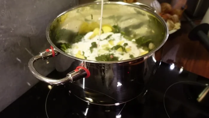 Sahne, Salz, Pfeffer und Muskatnuss unterrühren (356.58).