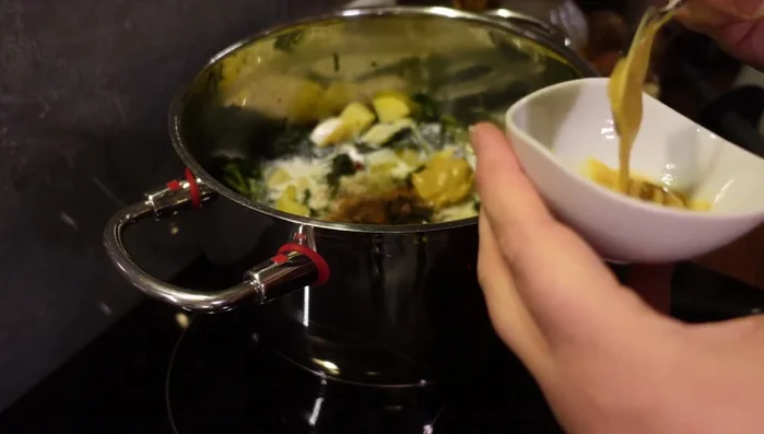 Würste hinzufügen und weitere 20 Minuten köcheln lassen (401.22).