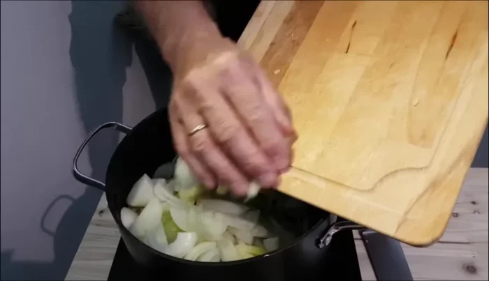 Zwiebeln in einem Topf glasig anschwitzen (nicht bräunen). Dabei etwas Salz hinzufügen.
