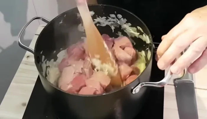 Rinderfleisch in den Topf geben und mit den Zwiebeln anschwitzen.