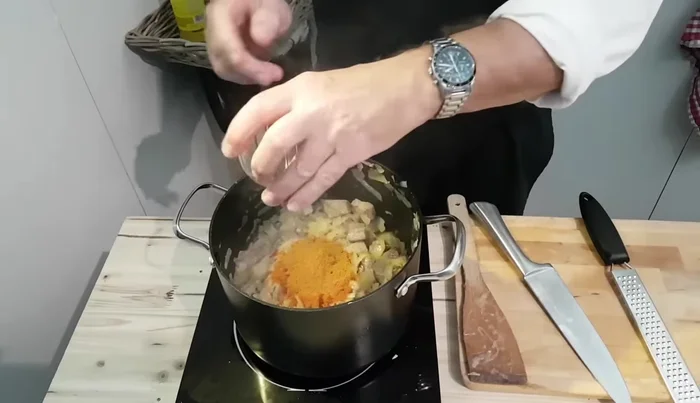 Edelsüßes und rosenscharfes Paprikapulver hinzufügen und mitanschwitzen (niemals verbrennen!).