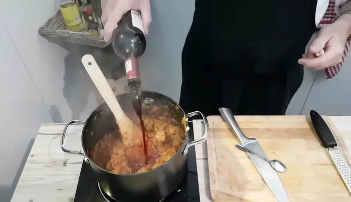 Mit Rotwein ablöschen und reduzieren.