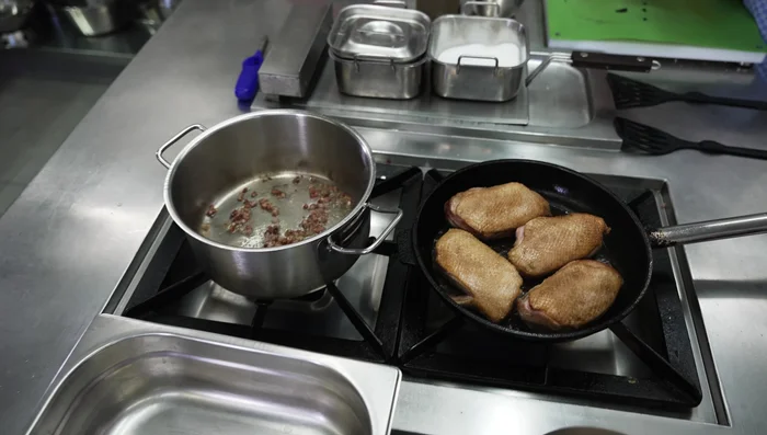 Eine Reduktion aus Wasser, Lorbeerblättern und etwas Gewürzen für den Rotkohl ansetzen (ca. 10 Minuten köcheln lassen).