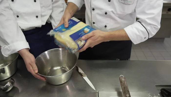 Für die Kartoffelklöße: Fertigen Kloßteig verwenden oder selbst zubereiten. Kleine Klöße formen.