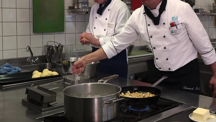 Kartoffelklöße in Salzwasser kochen.