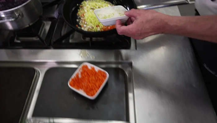 Gemüse (Sellerie, Porree, Zwiebeln) anbraten. Entenbrust dazugeben, mit Honig und Rosmarin beträufeln.